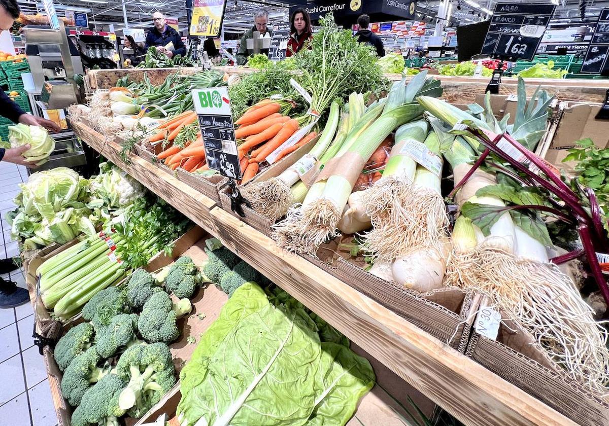 Sección de frutas y verduras de un supermercado.