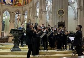 El compositor palentino Óscar M. Leanizbarrutia, a la derecha, con el Coro de Jóvenes I Thirst en la Catedral de la Almudena.