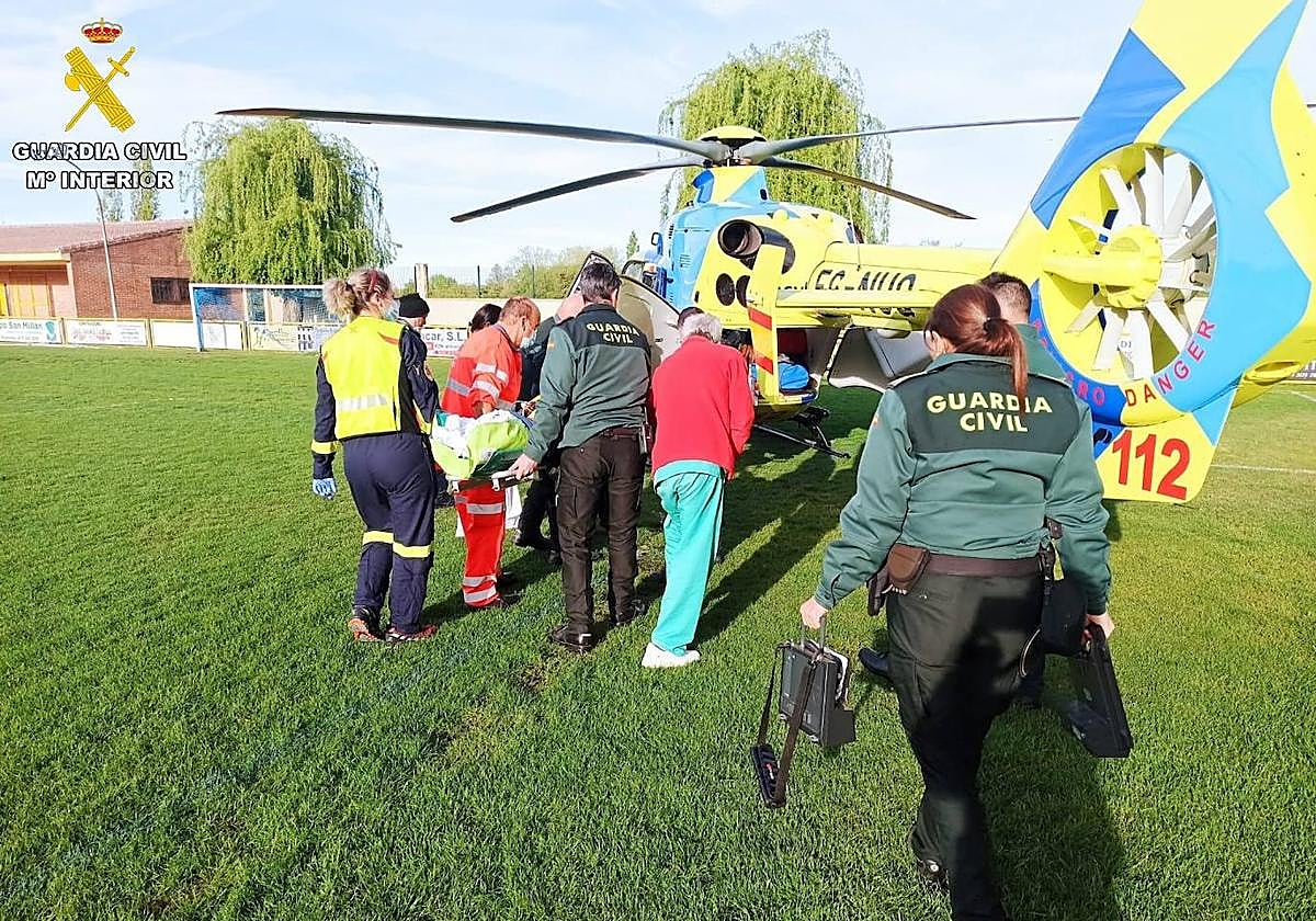 Traslado en helicóptero de la peregrina desvanecida.