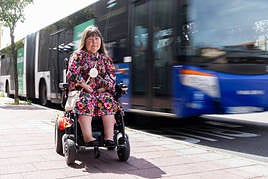 Sonia Crespo, junto a un autobús en una parada de San Pedro Regalado, en Valladolid.