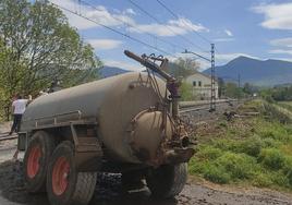 Estado en el que ha quedado el vehículo, con la cabeza tractora por un lado y la cisterna por otro. Al fondo, el Alvia parado.