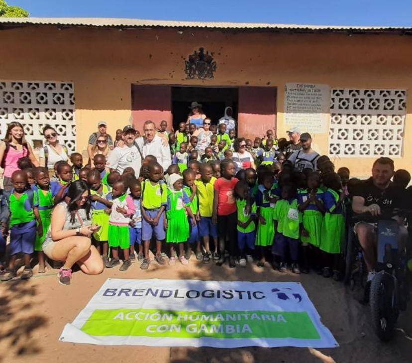 Voluntarios del equipo de Asapym y Puemtes, con un grupo de niños en Gambia.