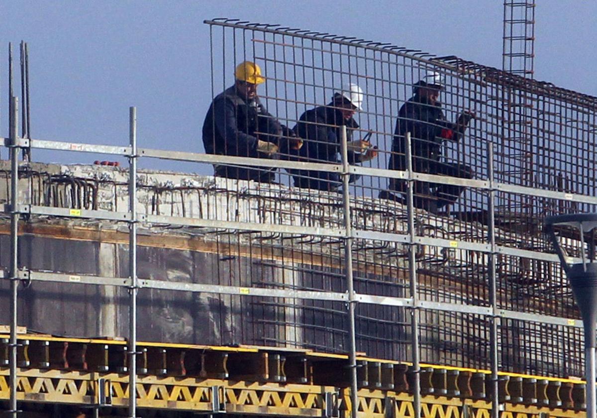 Albañiles trabajan en un edificio e construcción en la capital segoviana.