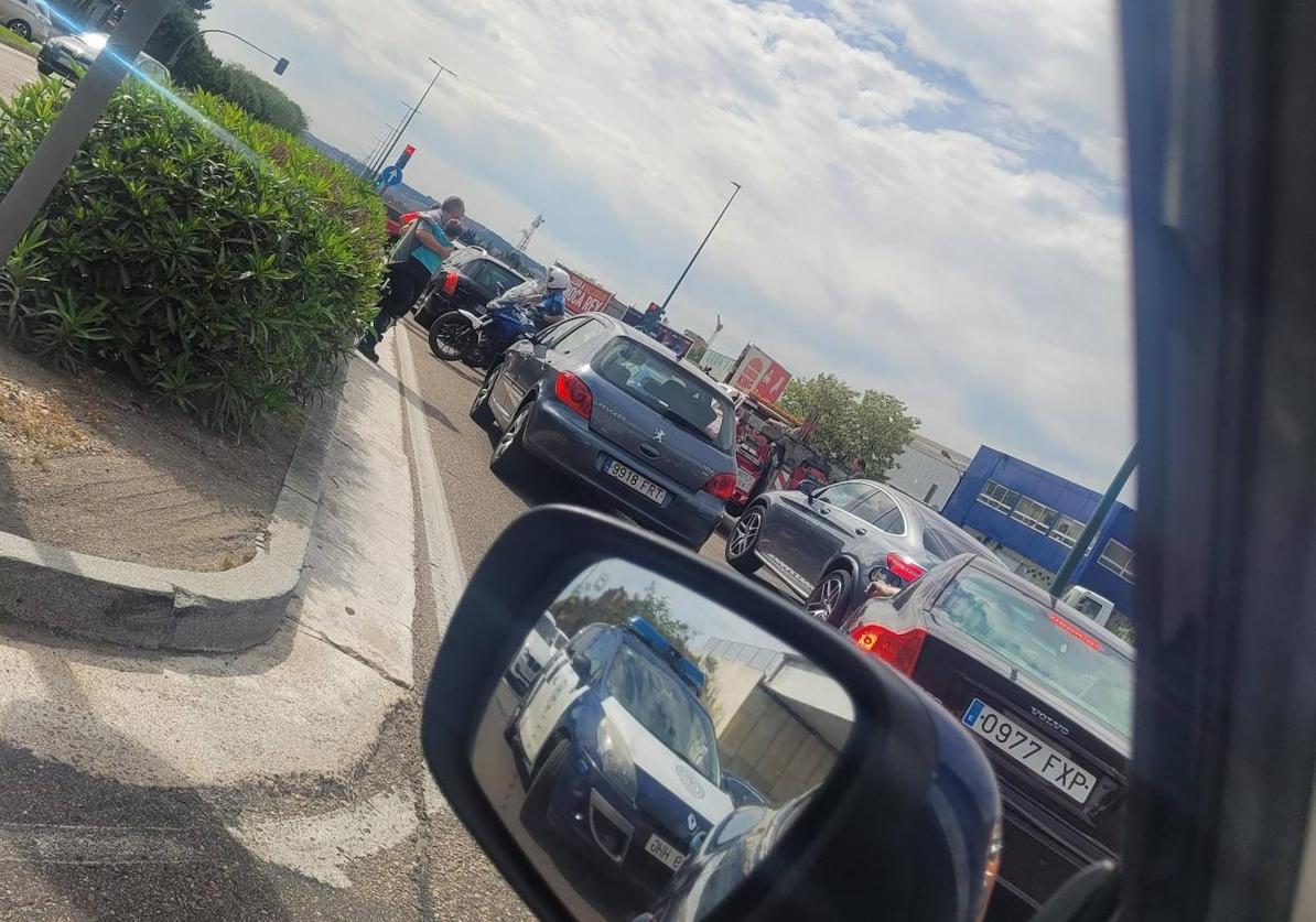 Atasco en la rotonda junto al colegio San Agustín, visto desde un turismo.