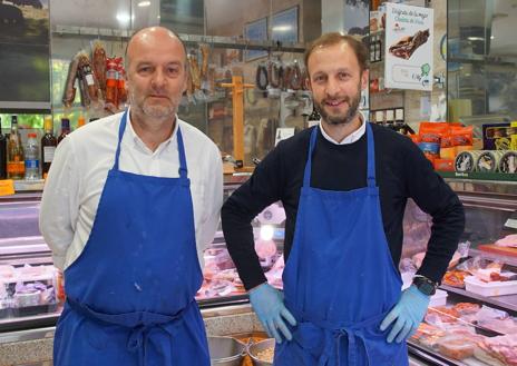 Imagen secundaria 1 - Arriba, trabajadores del primer Mercado del Campillo. Abajo, Jota y Javier Gómez Castro, en su carnicería de la calle Vega Sicilia. A la derecha, Diego Briz, fundador de la salchichería primitiva.