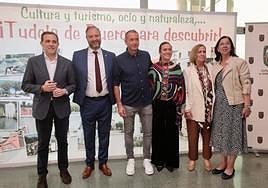 El periodista Manu Carreño (en el centro), premio Espárrago de Oro, este viernes junto a las autoridades.