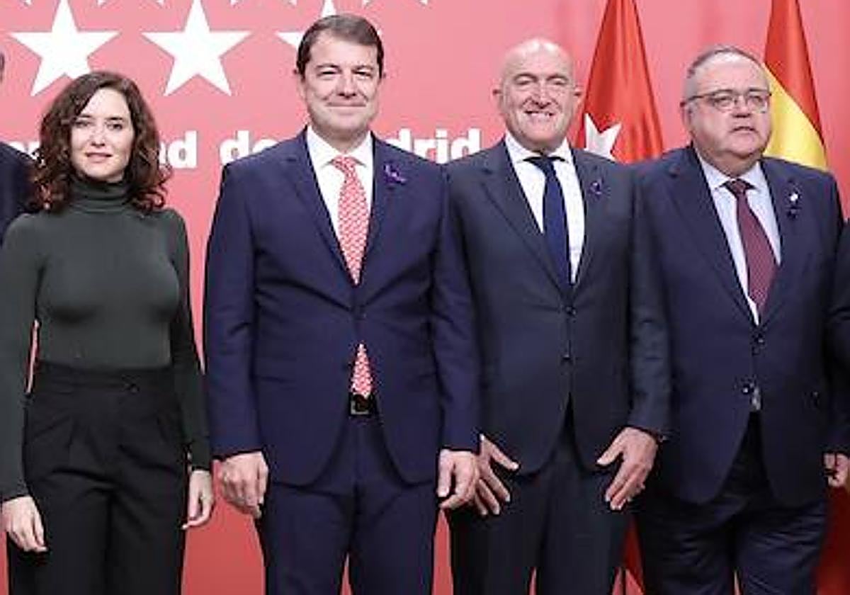Isabel Díaz Ayuso, Alfonso Fernández Mañueco, Jesús Julio Carnero y Alejandro Vázquez, en al firma de un convenio entre Madrid y castilla y León en noviembre de 2022.