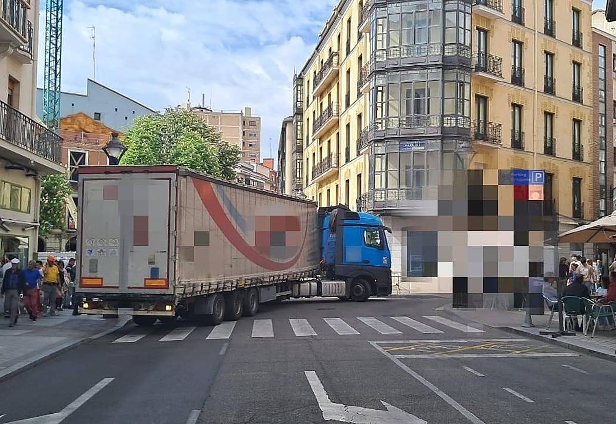 Camión encajonado en la calle Macías Picavea.