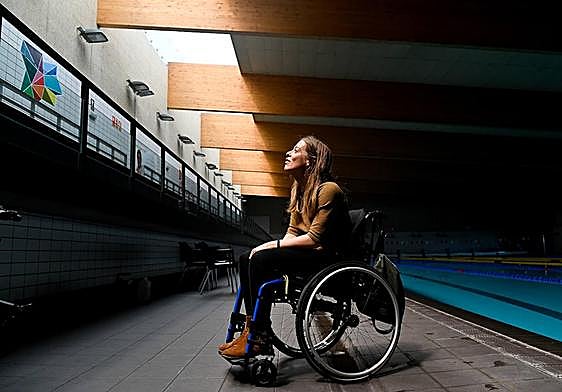 Marta Fernández posa para la entrevista junto a la piscina del Centro de Alto Rendimiento Deportivo Esgueva de Valladolid