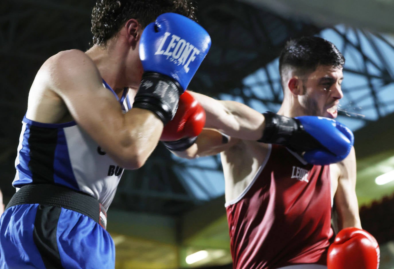 Velada de boxeo en el Polideportivo Huerta del Rey de Valladolid (1/2)