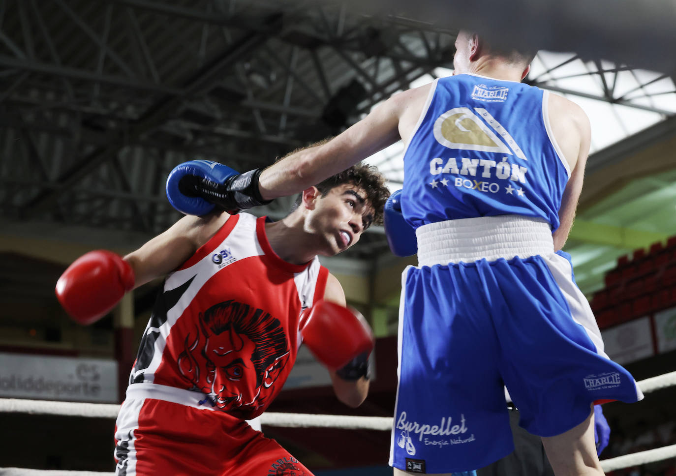 Velada de boxeo en el Polideportivo Huerta del Rey de Valladolid (1/2)