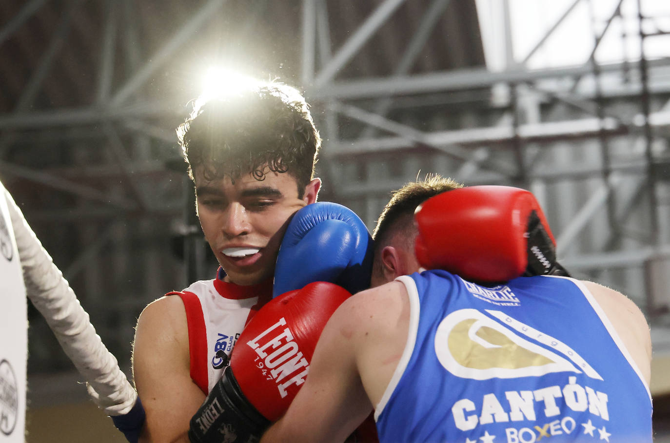 Velada de boxeo en el Polideportivo Huerta del Rey de Valladolid (1/2)