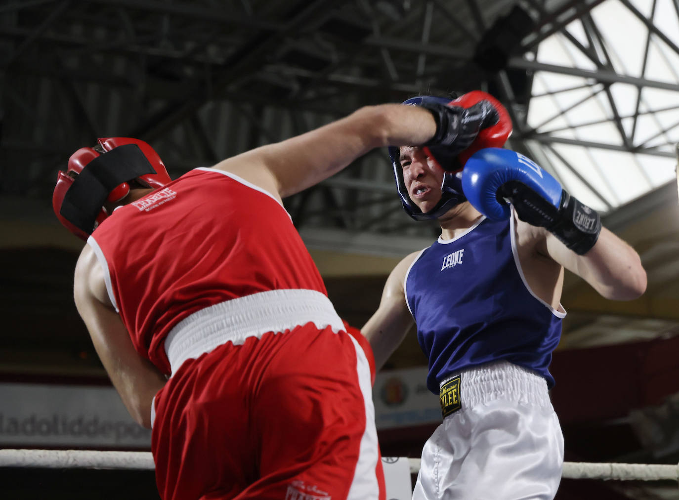 Velada de boxeo en el Polideportivo Huerta del Rey de Valladolid (1/2)