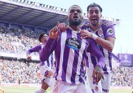 Larin y Kike Pérez celebran el gol marcado al Valencia en Zorilla en la primera vuelta de la competición