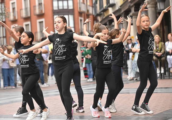 Grupo infantil de sevillanas en Fuente Dorada.