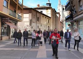 Un grupo de turistas por la calle Juan de Castilla.