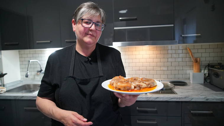 Ana Álvarez con este tradicional plato que aprendió de su amiga y vecina Inés Pérez