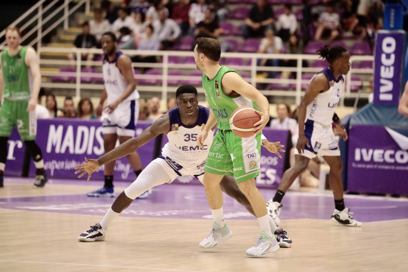 UEMC Real Valladolid Baloncesto 92 - 82 TAU Castelló