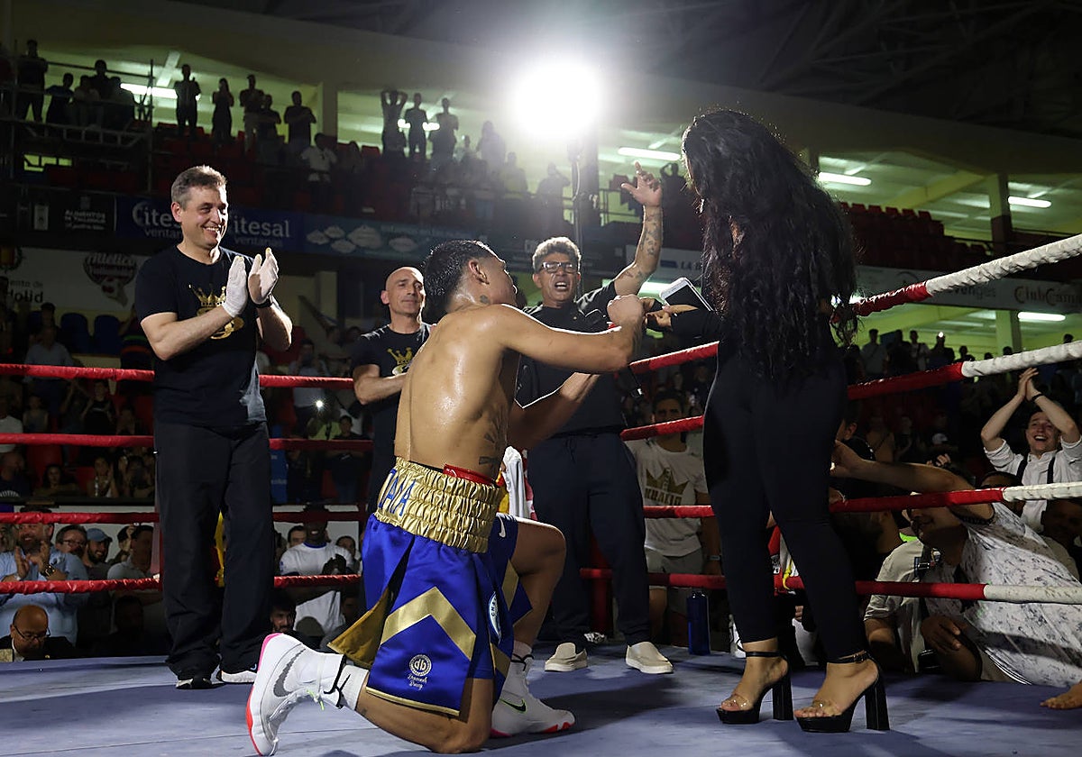 Salvi pone la alianza a su pareja al final del combate.