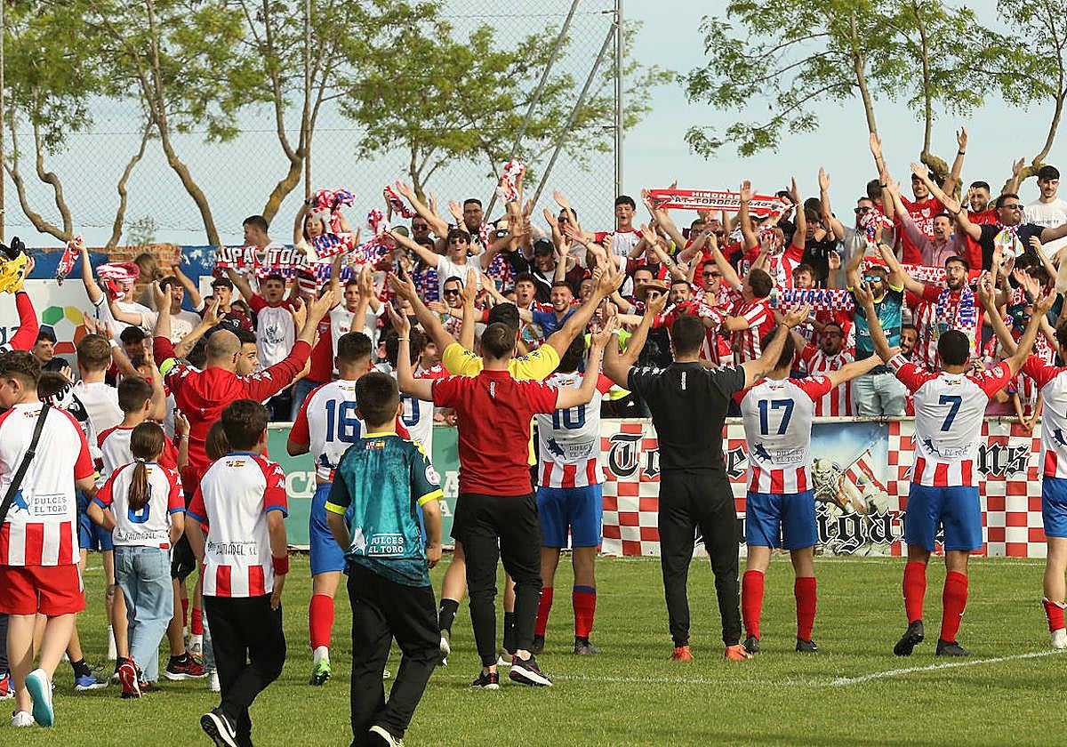 Los jugadores celebran el triunfo con su afición.