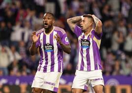 Larin y Sergio León se lamentan tras una clara oportunidad del Real Valladolid que acabó con en balón en la cruceta.