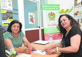 Inmaculada Gutiérrez y Esmeralda Cuena, en la sede de ALCER.
