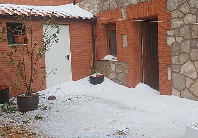 Granizao acumulado en una vivienda de la provincia burgalesa.