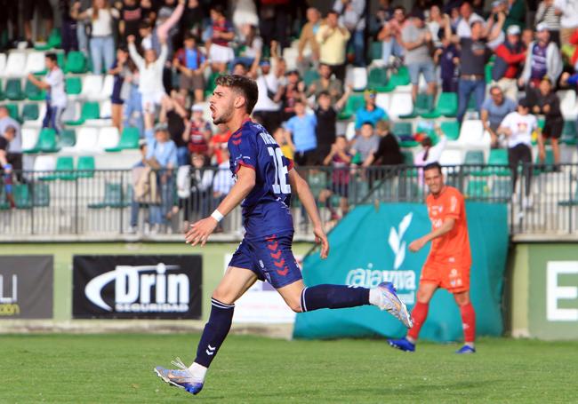 Ivo feteja el gol del empate.