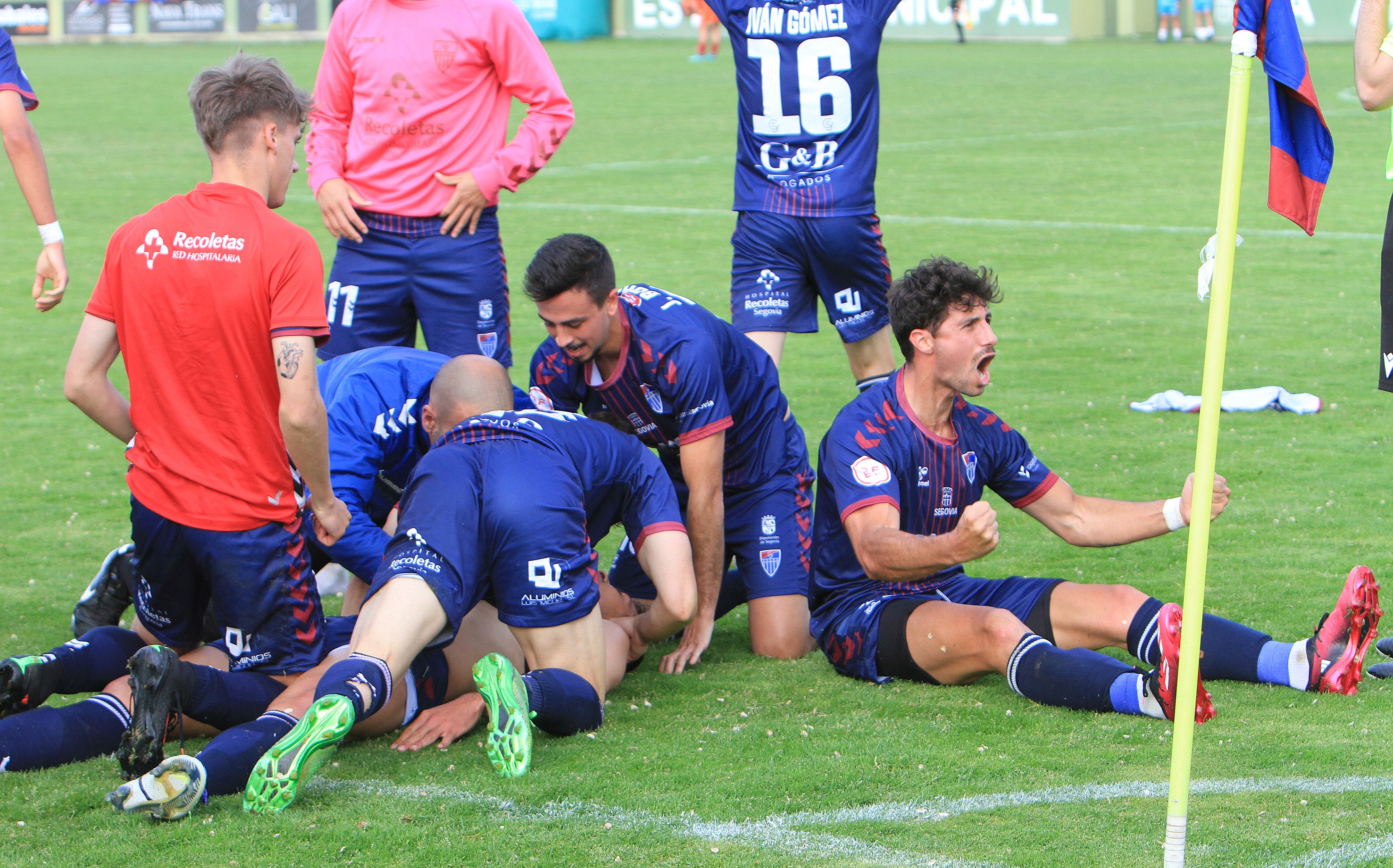 Los jugadores gimnásticos celebran el gol de la victoria.