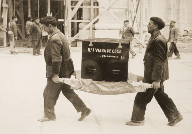 Traslado de los restos de un difunto vallisoletano en 1959.