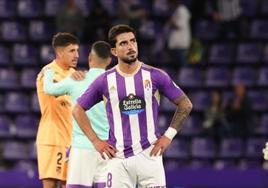 Monchu, con gesto de enfado, al terminar el partido del Real Valladolid ante el Atlético de Madrid.