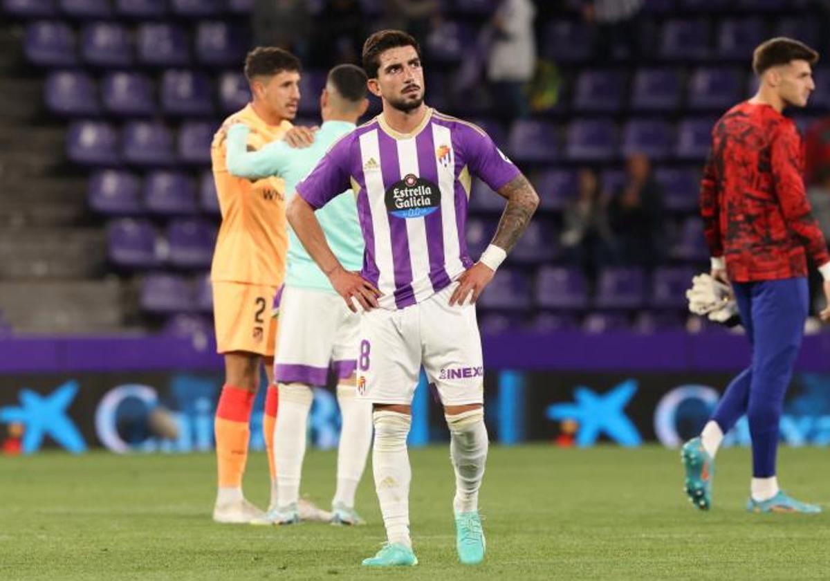 Monchu, con gesto de enfado, al terminar el partido del Real Valladolid ante el Atlético de Madrid.