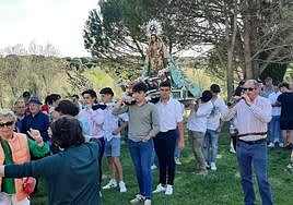 Traslado de la Virgen de Sacedón de su ermita al templo parroquial.