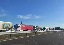 Vehículos retenidos cerca de Torquemada.