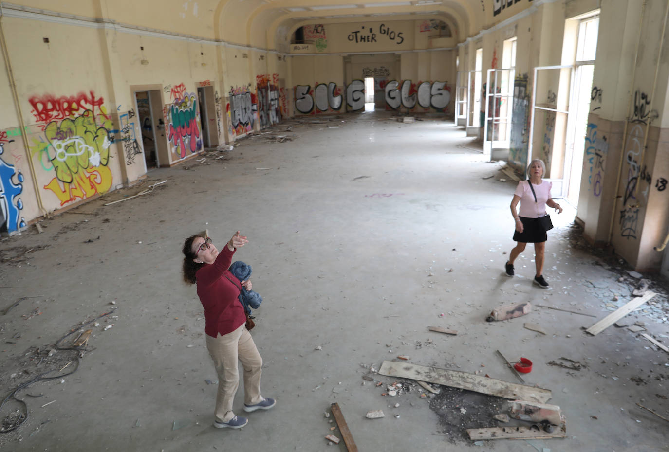 Antiguas alumnas de Huérfanos Ferroviarios visita el edificio y clama por su recuperación