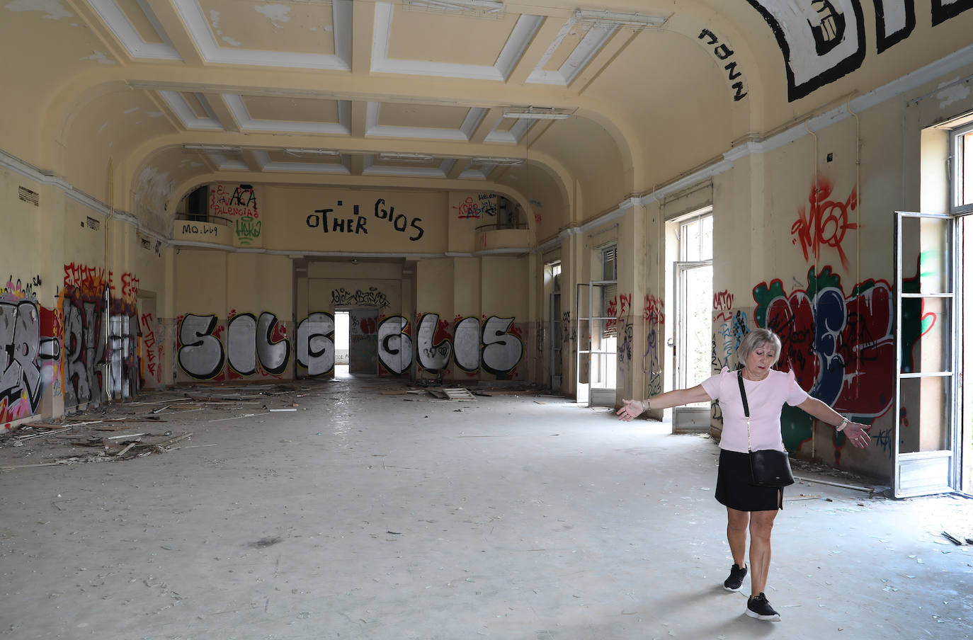 Antiguas alumnas de Huérfanos Ferroviarios visita el edificio y clama por su recuperación