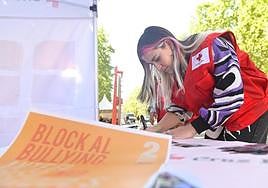 Voluntarios de Cruz Roja, en la carpa contra el acoso instalada este lunes en la plaza de Zorrilla.