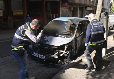 Madrugada de incendios en Valladolid: arden dos coches, dos contenedores y un parquímetro