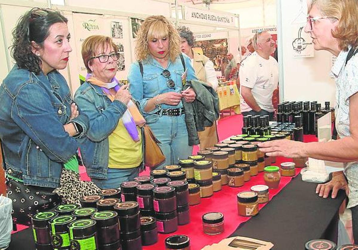 Uno de los expositores de la Feria Comarcal de Cuéllar.