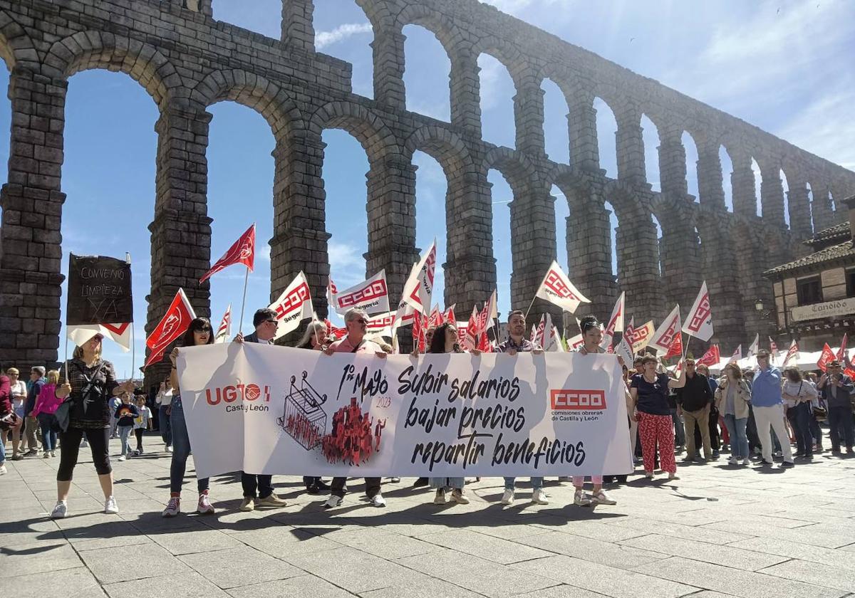 Cabeza de la manifestación, a su paso por el Azoguejo.