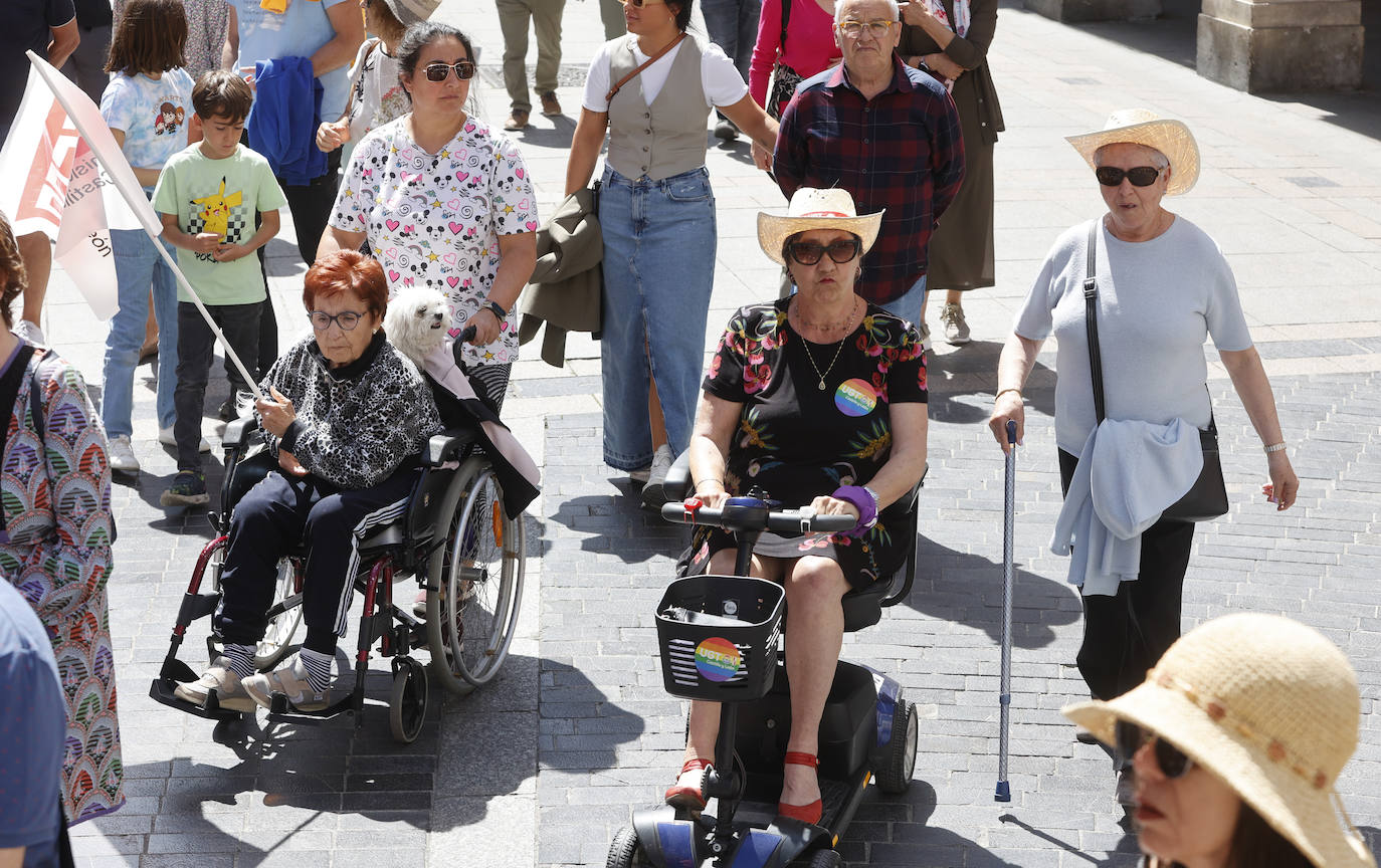 Un millar de palentinos desfilan por la Calle Mayor este Primero de Mayo