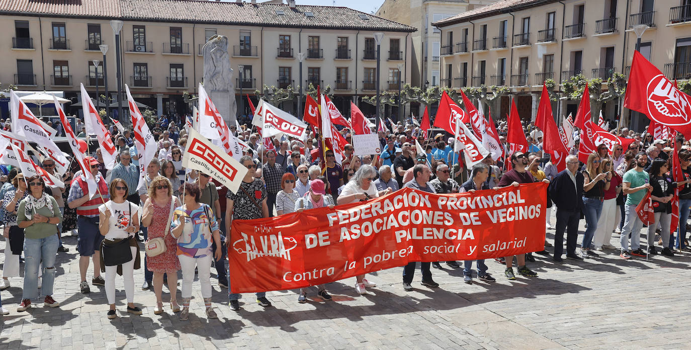 Un millar de palentinos desfilan por la Calle Mayor este Primero de Mayo