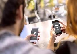 Uso del móvil para pagar a través del servicio Bizum.