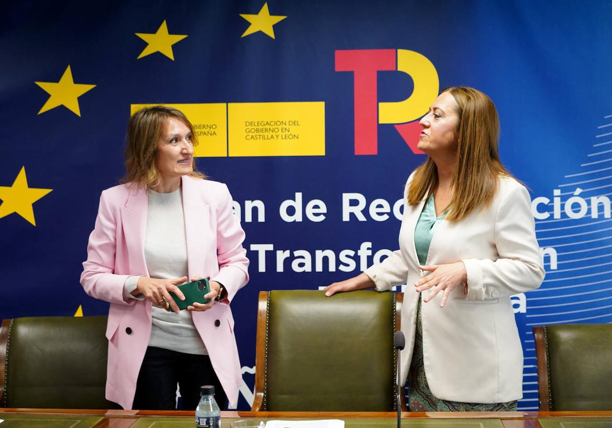 La delegada del Gobierno, Virginia Barcones (derecha), este martes junto a la consejera de Educación, Rocío Lucas.