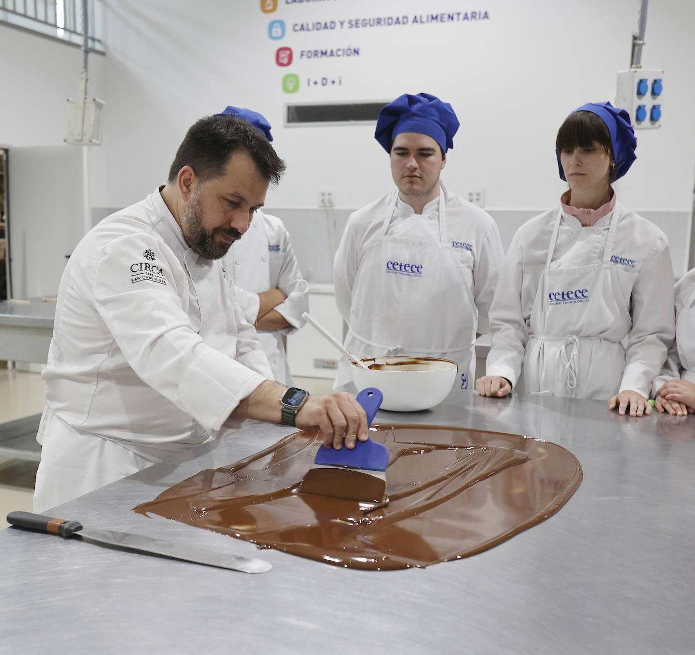 El pastelero Ricardo Vélez elabora sus dulces en Palencia