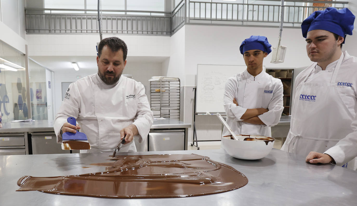 El pastelero Ricardo Vélez elabora sus dulces en Palencia