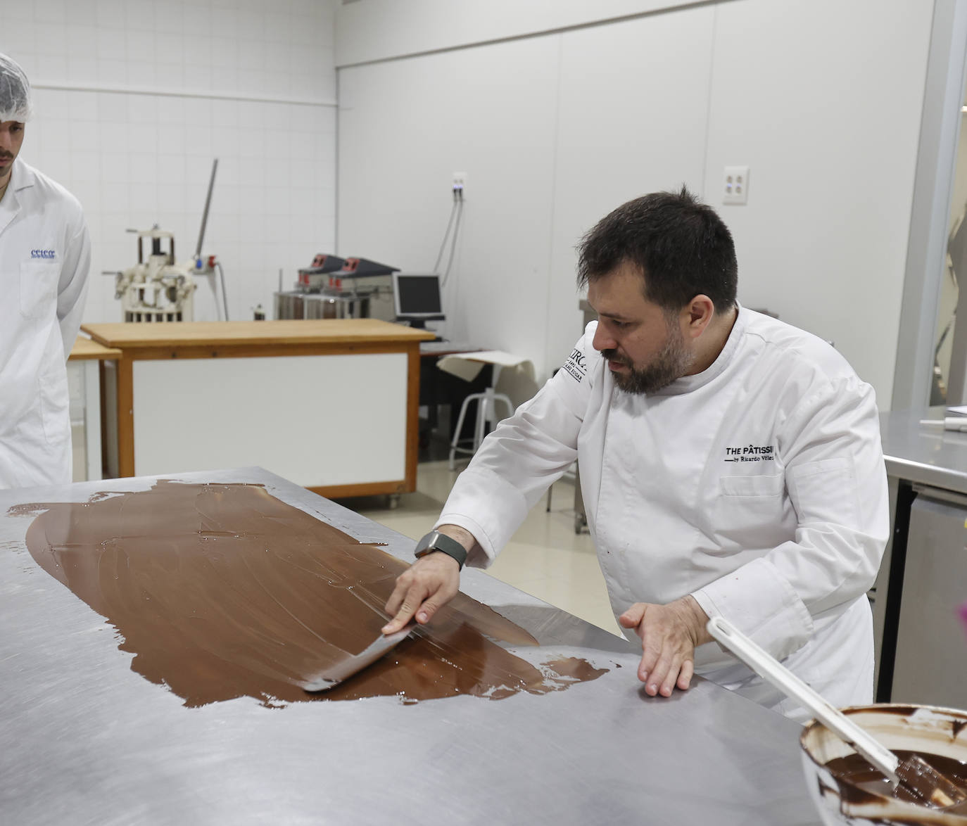 El pastelero Ricardo Vélez elabora sus dulces en Palencia