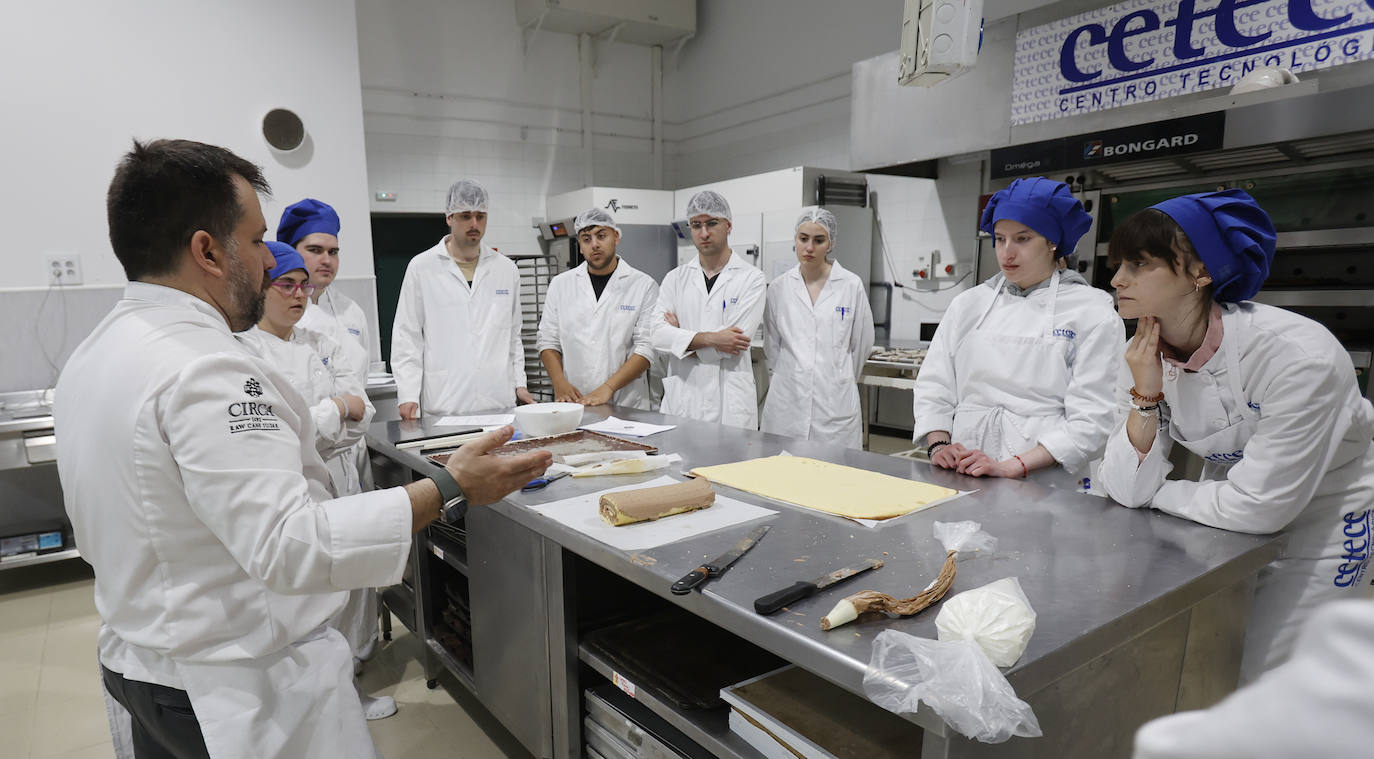 El pastelero Ricardo Vélez elabora sus dulces en Palencia