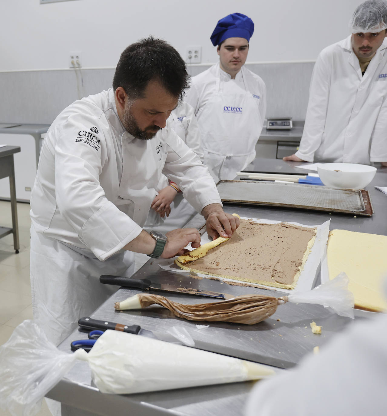 El pastelero Ricardo Vélez elabora sus dulces en Palencia