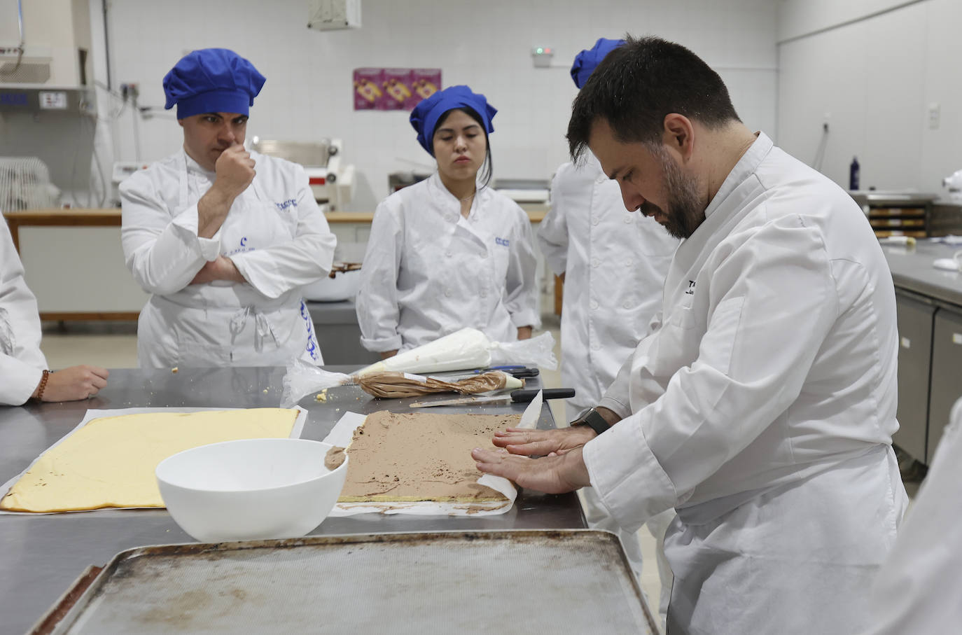 El pastelero Ricardo Vélez elabora sus dulces en Palencia